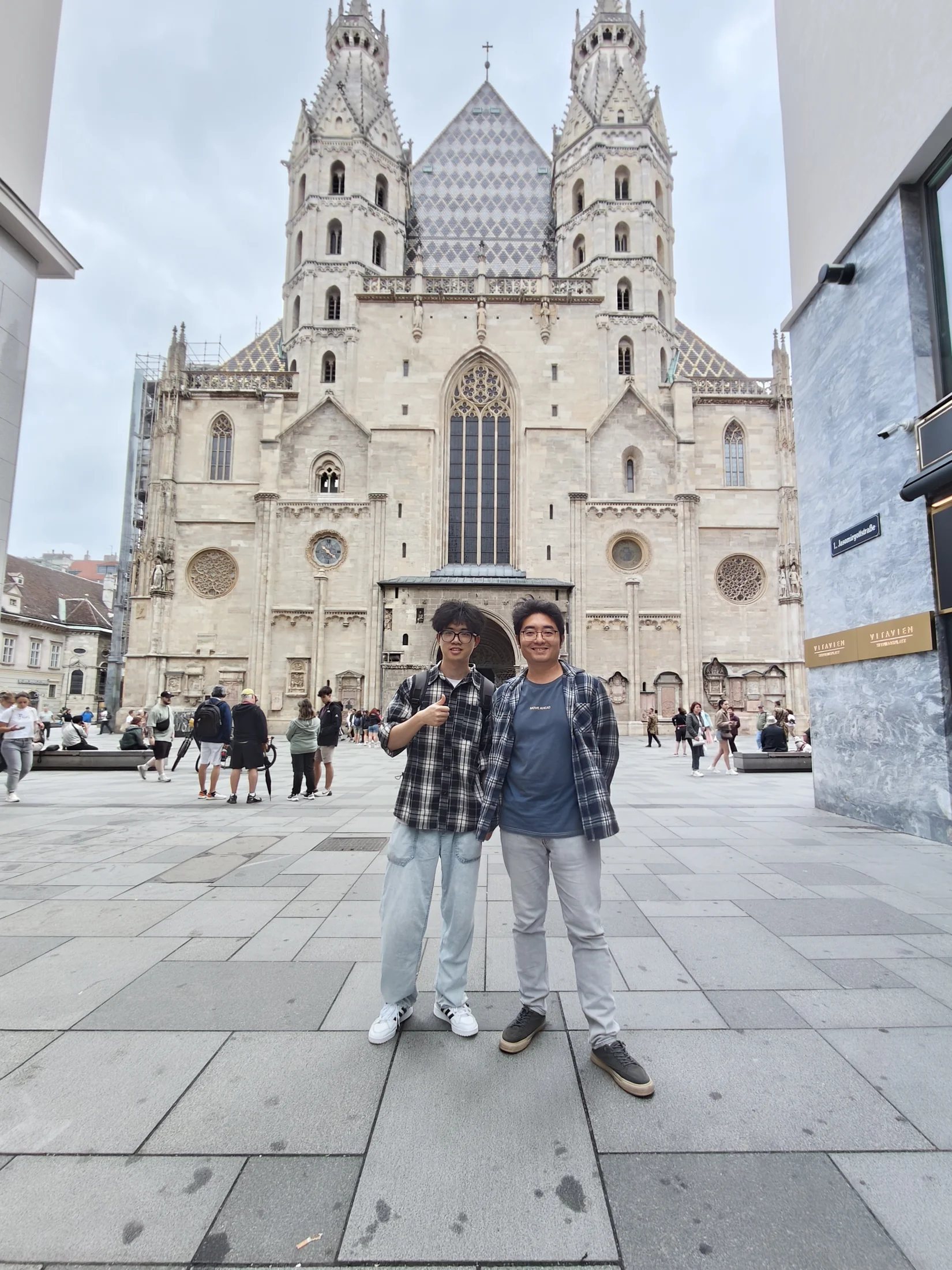 Zhirui and Jiamou took the photo in front of St. Stephen's Cathedral in Vienna.